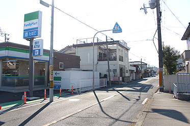 ファミリーマート阪南尾崎町五丁目店 （写真で茶色い壁のファミリーマート） の角を曲がって下さい